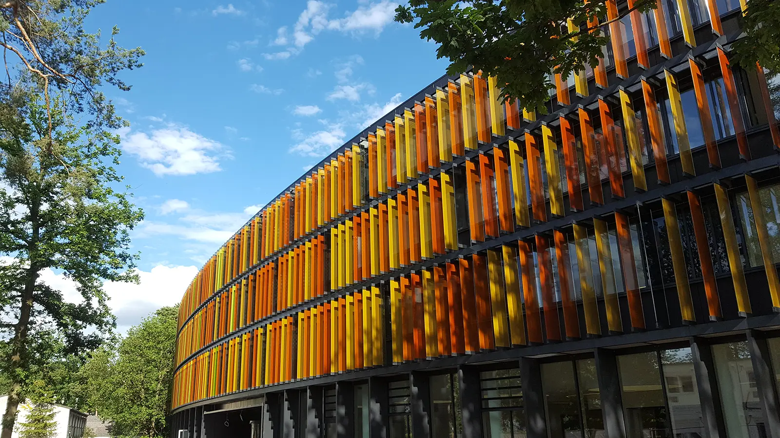 Detailaufnahme der KNX Sonnenschutzsteuerung am DZNE Bonn von bunten Glaslamellen.