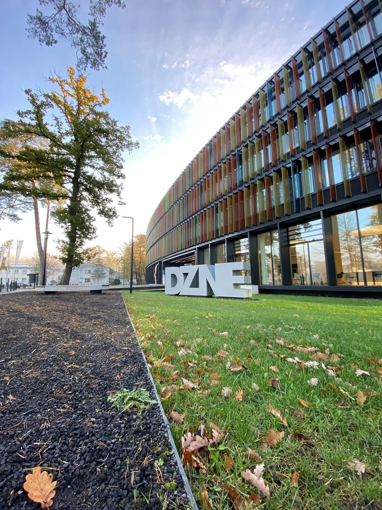 BMS GmbH realisiert KNX Sonnenschutzsteuerung mit 1.000 Glaslamellen am DZNE Bonn für optimales Raumklima.