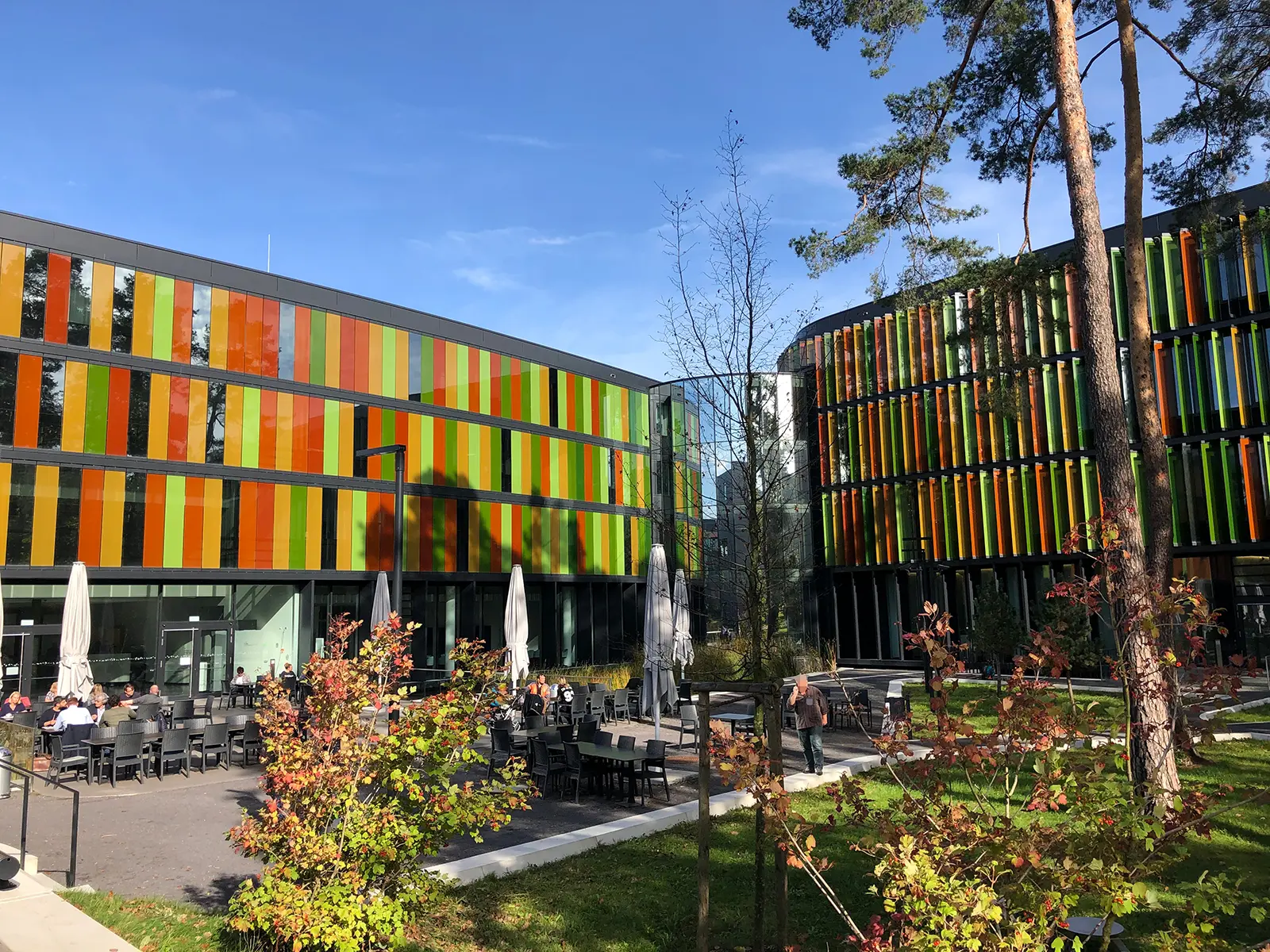 KNX Sonnenschutzsteuerung am DZNE Bonn von bunten Glaslamellen.