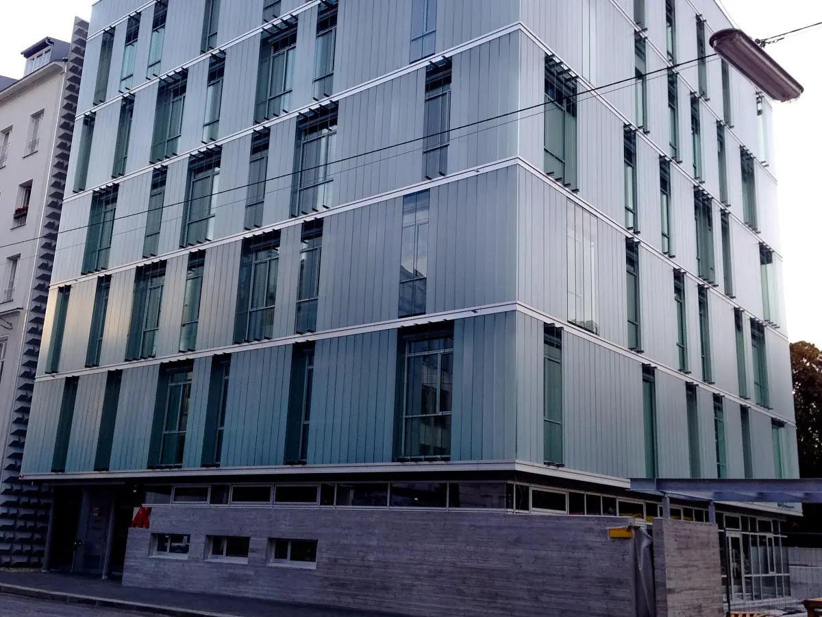 Seitenansicht KNX Sonnenschutzsteuerung von Glaslamellen an der Arbeiterkammer in Wien.