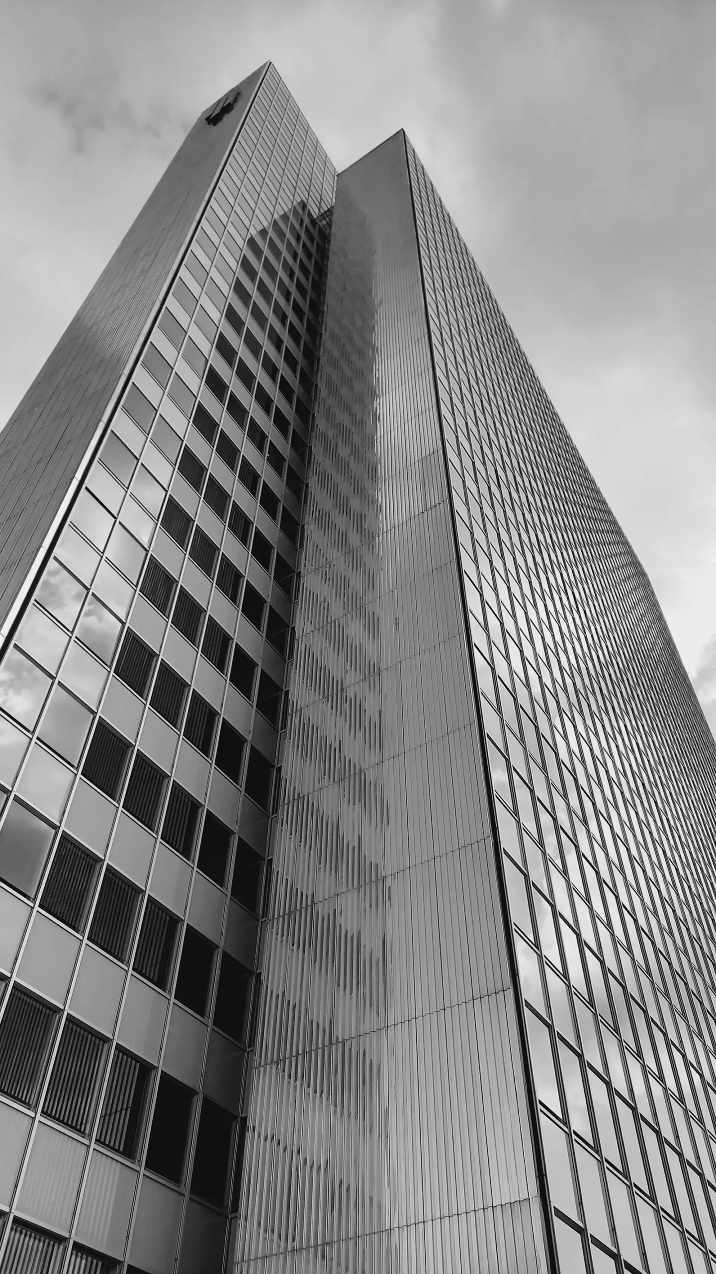 Dreischeibenhaus Sonnenschutz mit SMI Technologie, Schwarz-Weiß, Fassadensicht