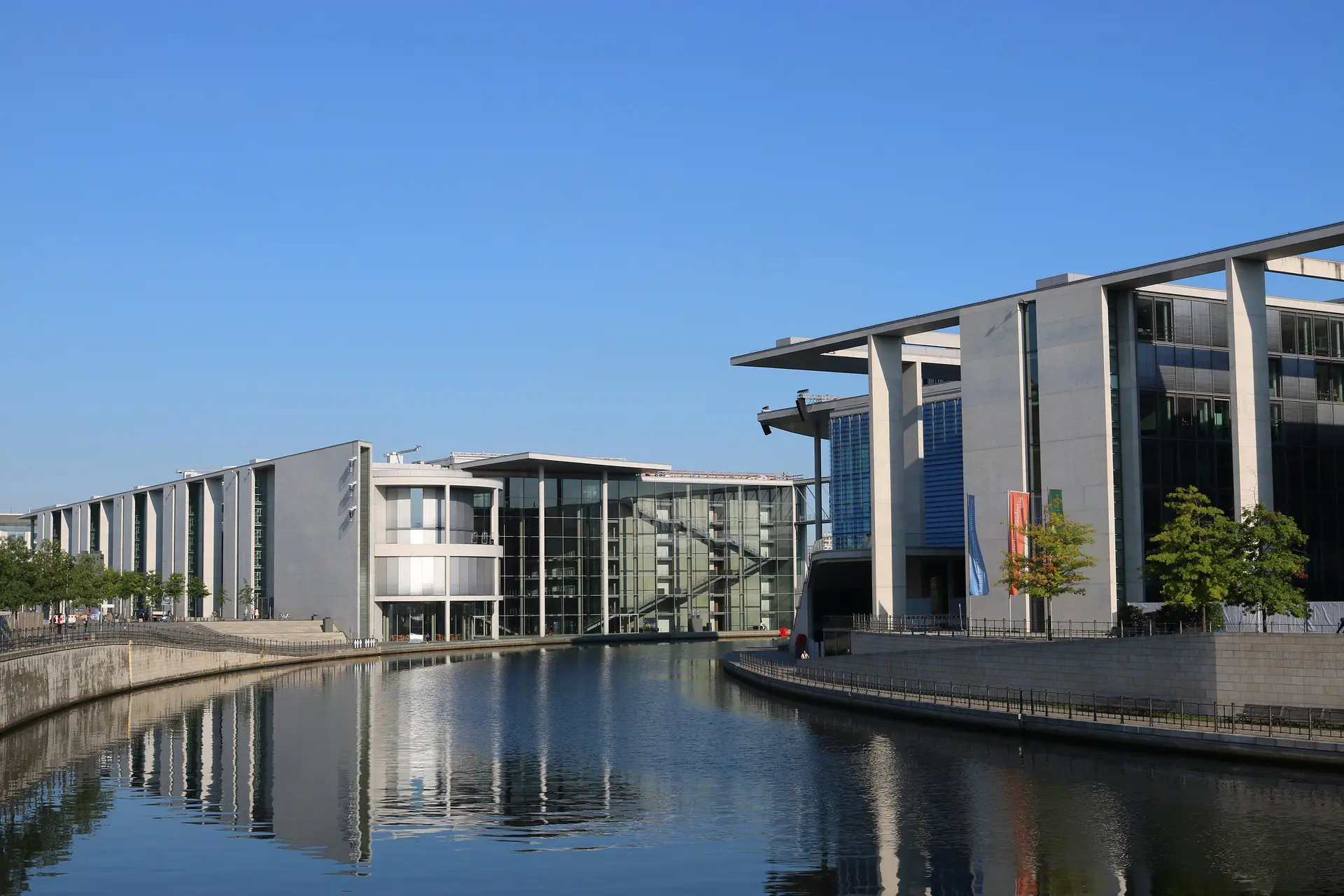 Steuerung von Tageslichtlamellen am Bundestag Berlin, Außenansicht bei Tag.