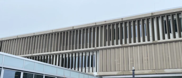 BMS liefert KNX Sonnenschutz für besondere Tageslichtlenkung in Schulen mit Quadra und MCU-04X Aktoren. 1. Platz Realisierungswettbewerb