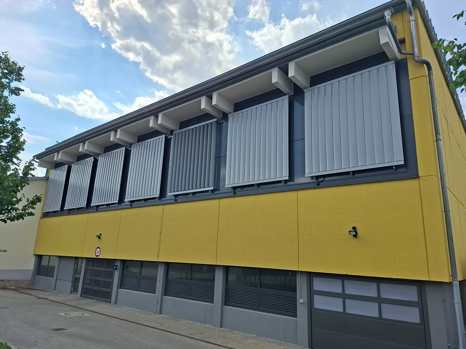 KNX Sonnenschutz in der Turnhalle Altdorf: Mit Quadra® und MCU-04X-Box AC führt BMS Großlamellen blendfrei nach, für faire Wettkampfbedingungen.