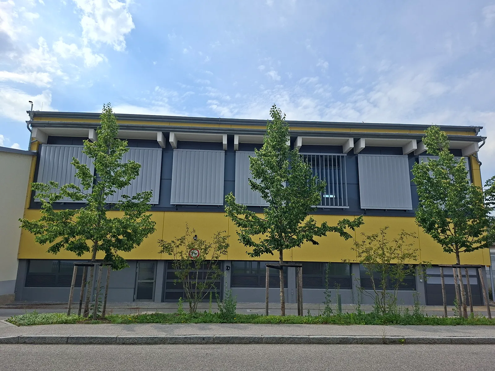 KNX Sonnenschutz in der Turnhalle Altdorf: Mit Quadra® und MCU-04X-Box AC führt BMS Großlamellen blendfrei nach, für faire Wettkampfbedingungen.