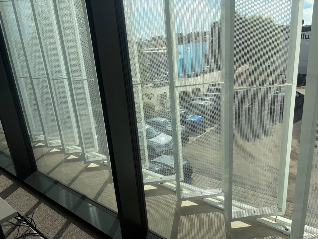 BMS Sonnenschutzsteuerung mit KNX an Stangpresslamellen am Bürogebäude BMW Hofmann in Ingolstadt