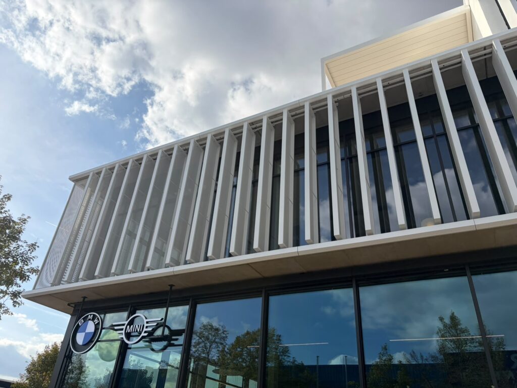 Außenansicht BMW Hofmann Gebäude, Sonnenschutz von BMS