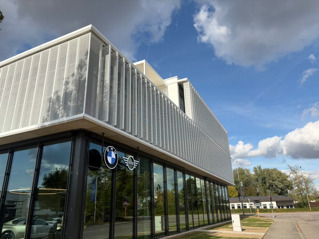 Außenansicht der Großlamellen am BMW Hofmann Gebäude, Sonnenschutz von BMS